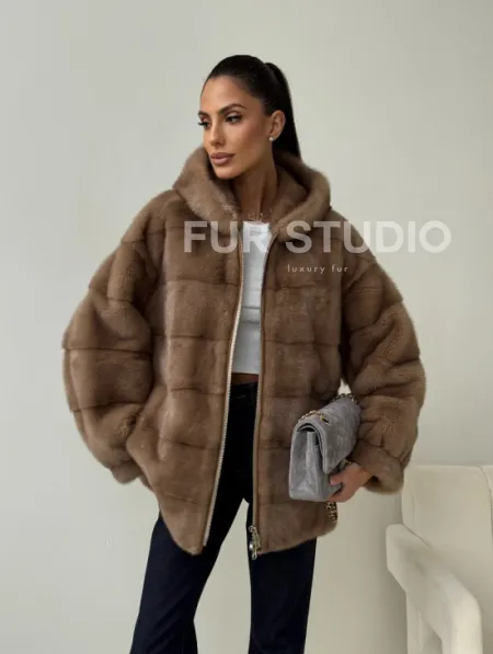 Бежевая норковая куртка с капюшоном - фото 11