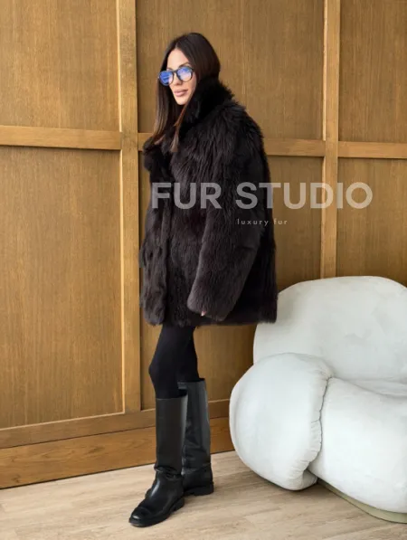 Двухсторонняя коричневая дубленка - фото 16