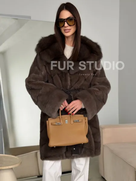 Шуба норковая с капюшоном из куницы - фото 9