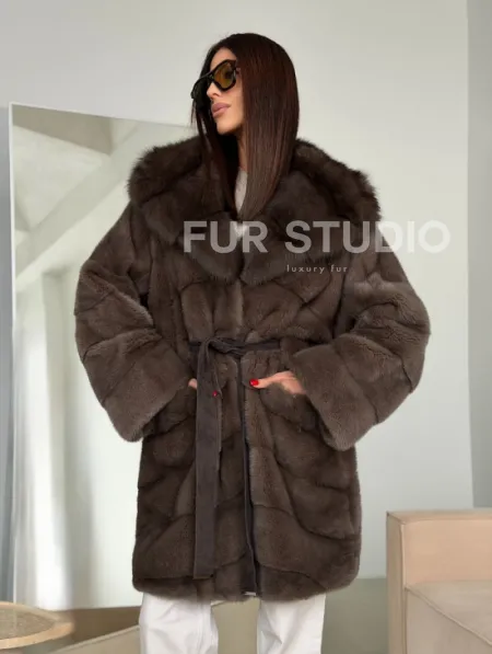 Шуба норковая с капюшоном из куницы - фото 16