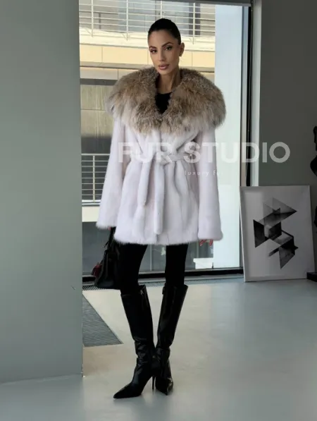 Белая шуба с капюшоном из рыси - фото 9