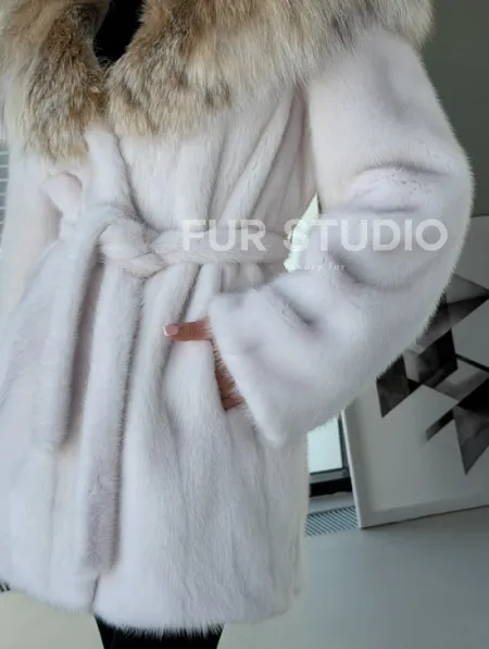 Белая шуба с капюшоном из рыси - фото 1