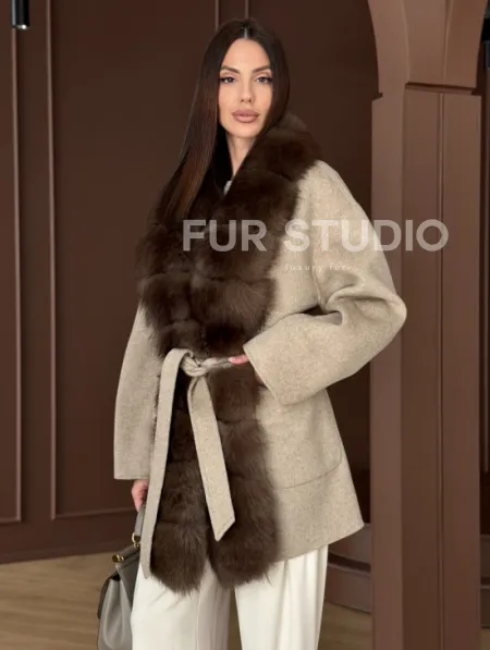 Пальто с отделкой из меха песца - фото 9