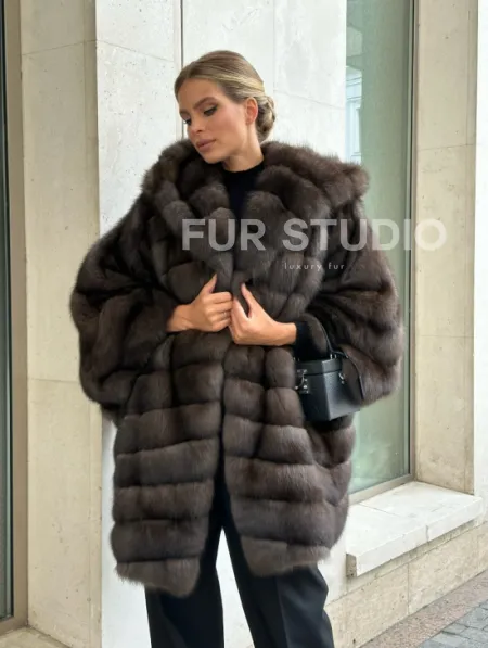 Эффектный жакет из меха соболя с капюшоном седина 1/2 - фото 2
