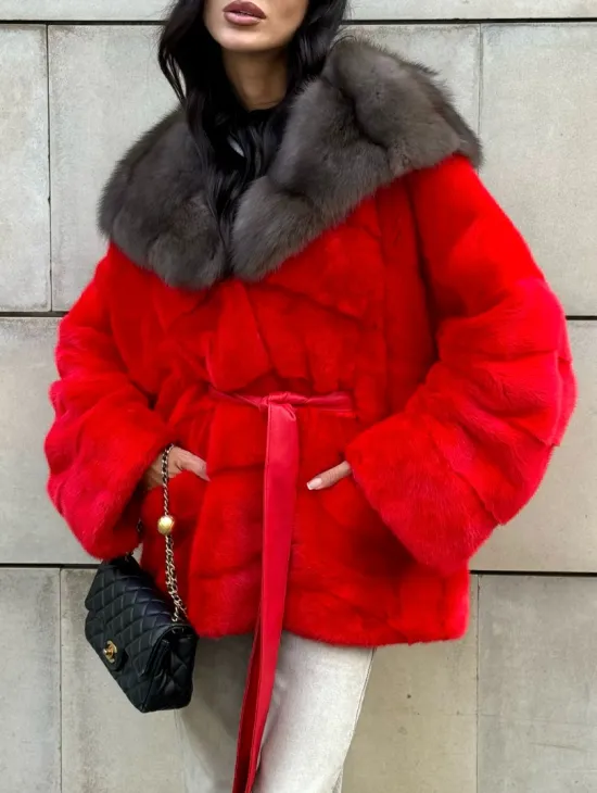 Полушубок из меха норки с капюшоном из куницы в карминовом цвете (красный) - фото 6