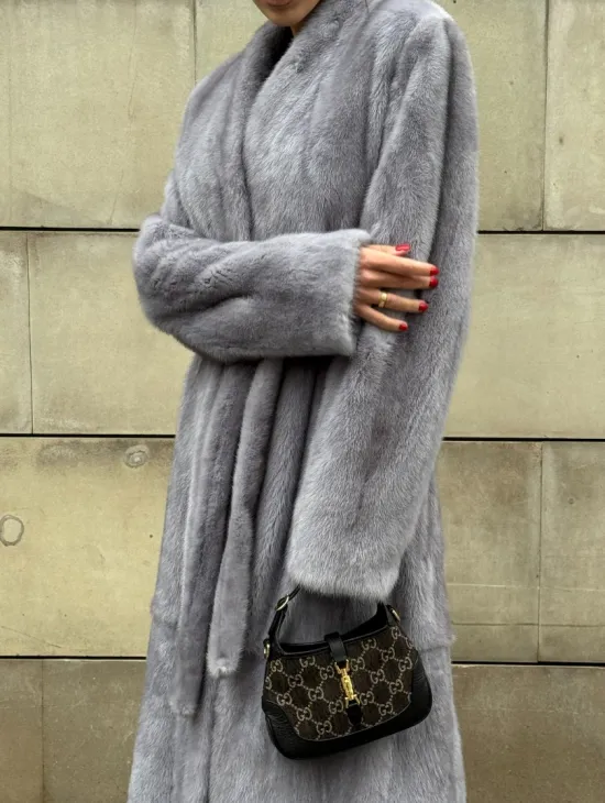 Шуба из голубой скандинавской норки без воротника с поясом “Fashion trend 2024-2025“ - фото 4