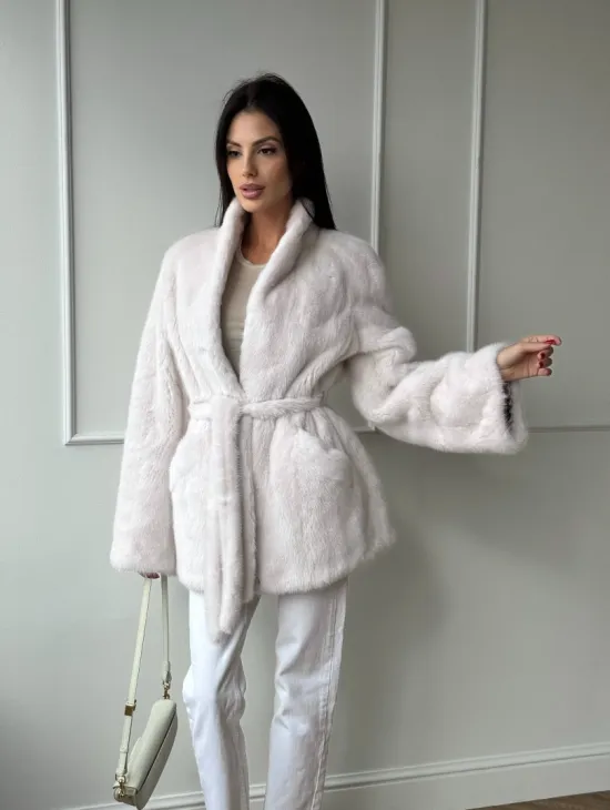 Белый меховой жакет из норки с V-образным воротником и поясом - фото 11