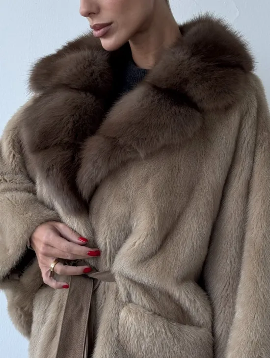 Зимнее пончо из меха норки Pastel с воротником из куницы - фото 1