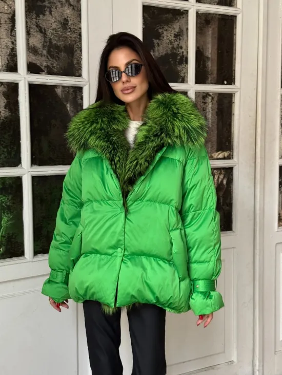 Стильный женский пуховик с мехом чернобурки в цвете изумруд - фото 7