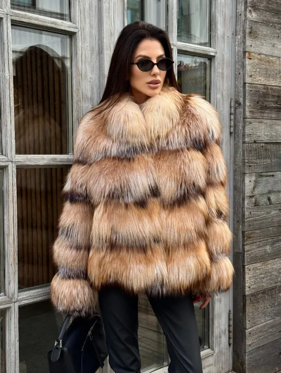 Женская шуба из меха лисы 