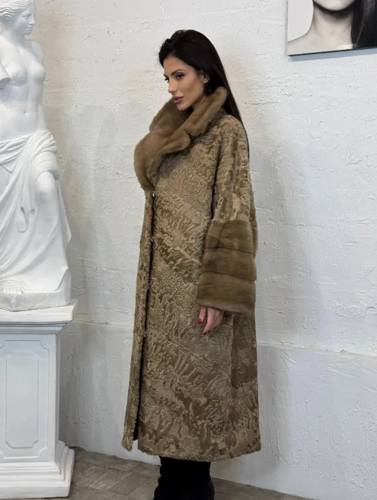Длинное женское пальто из натурального меха каракульчи с отделкой из норки - фото 7