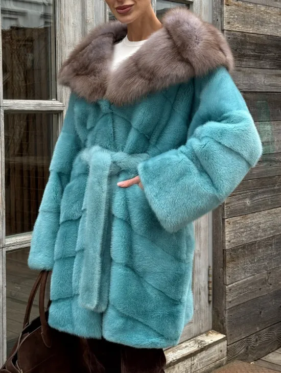 Шуба из аукционной норки средней длины с капюшоном из куницы - фото 1