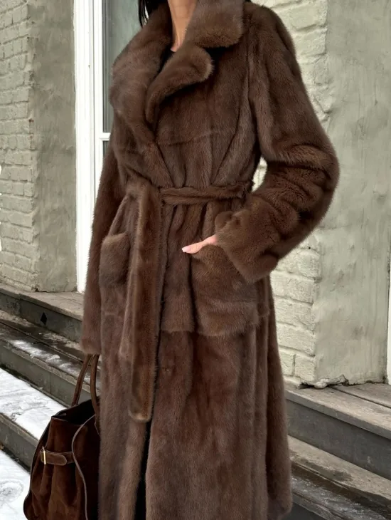 Классическая женская норковая шуба в цвете соболь с поясом и накладными карманами - фото 1