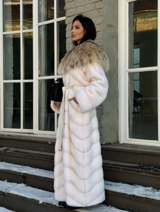 Белая длинная норковая шуба - кимоно с капюшоном из меха рыси - фото 9