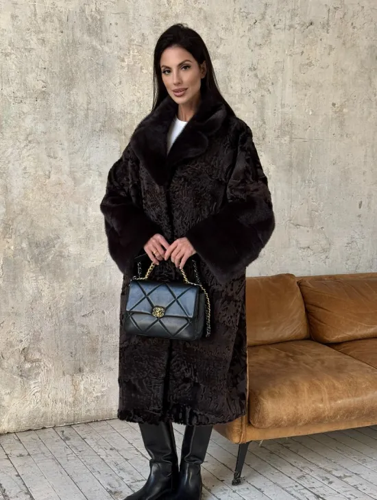 Женская шуба из натурального меха каракульчи с отделкой из норки - фото 5