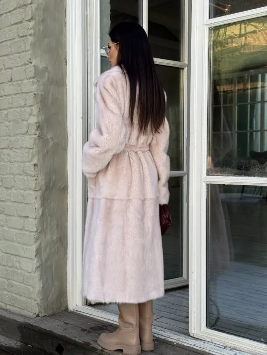 Женская норковая шуба прямого кроя с разрезами по бокам, пояс - фото 3