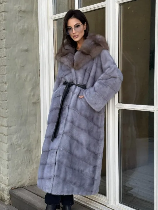 Норковая шуба голубого цвета с капюшоном из натурального меха куницы - фото 6