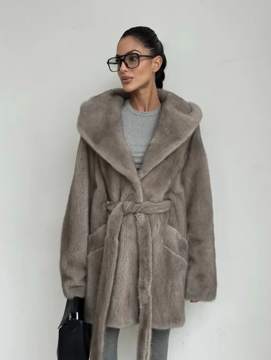 Полушубок женский из натурального меха норки с капюшоном под пояс - фото 9