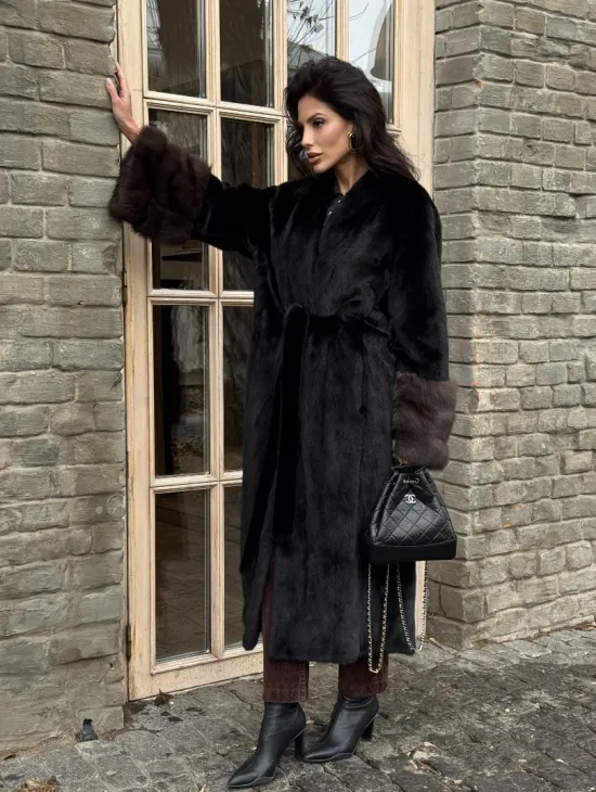 Шикарная черная норковая шуба с меховыми манжетами из куницы - фото 9