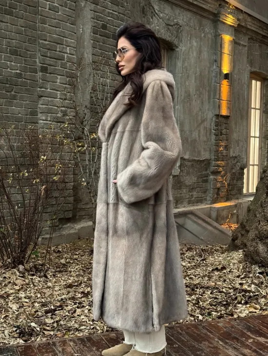 Шуба прямого кроя с капюшоном и меховым поясом в сером цвете - фото 6