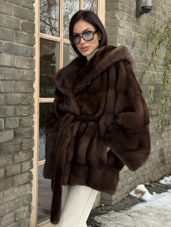 Полушубок из натурального меха норки Nafa mink в цвете соболь с капюшоном, фасон - летучая мышь - фото 4