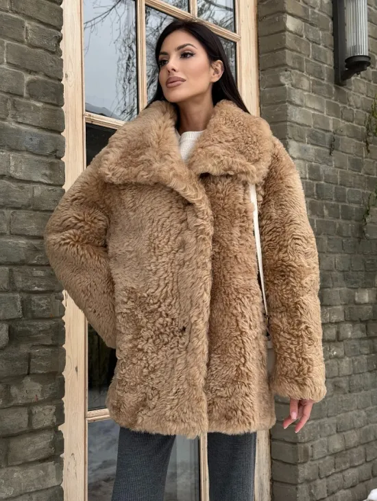 Шуба - дубленка из овчины в бежевом цвете - фото 7
