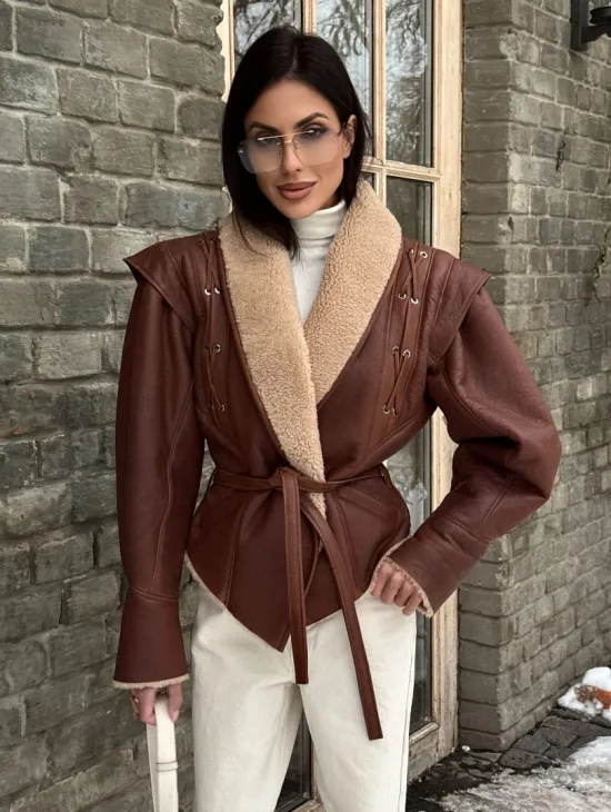 Стильная куртка - дублёнка на запах с поясом - фото 10