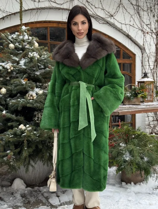 Шуба зеленого цвета с капюшоном из меха куницы - фото 8