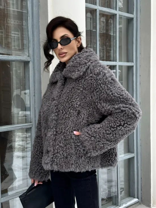 Короткая шубка из натуральной овчины с воротником апаш - фото 0