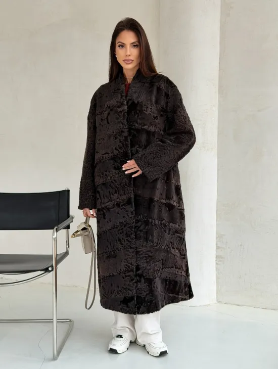 Шуба длинная из меха каракульчи в натурально-коричневом цвете - фото 15
