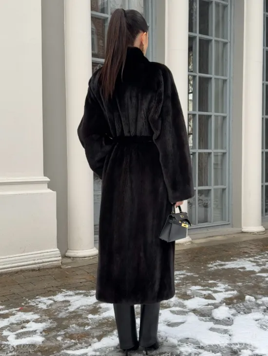 Шуба из аукционного меха норки SAGA FURS в натуральном коричневом цвете - фото 2