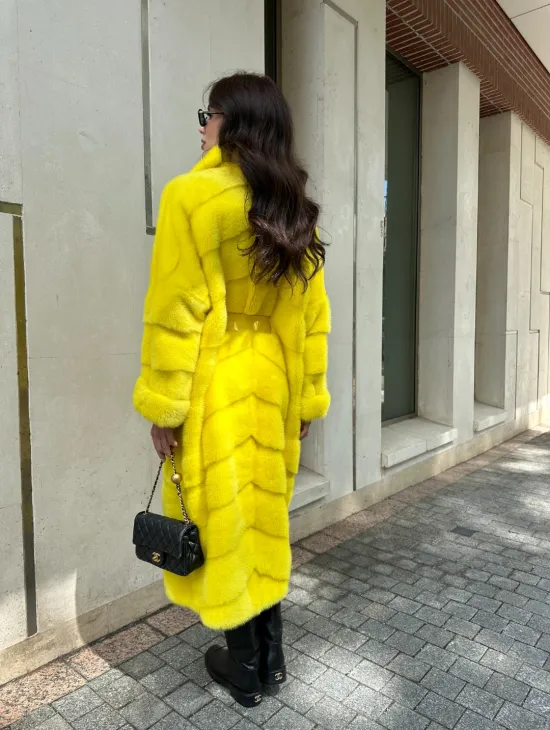 Шуба из меха норки в лимонном цвете - фото 1