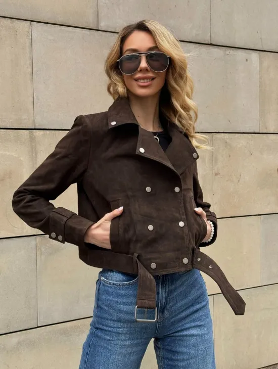 Короткая замшевая курточка с прорезными карманами и ремнём на талии - фото 10