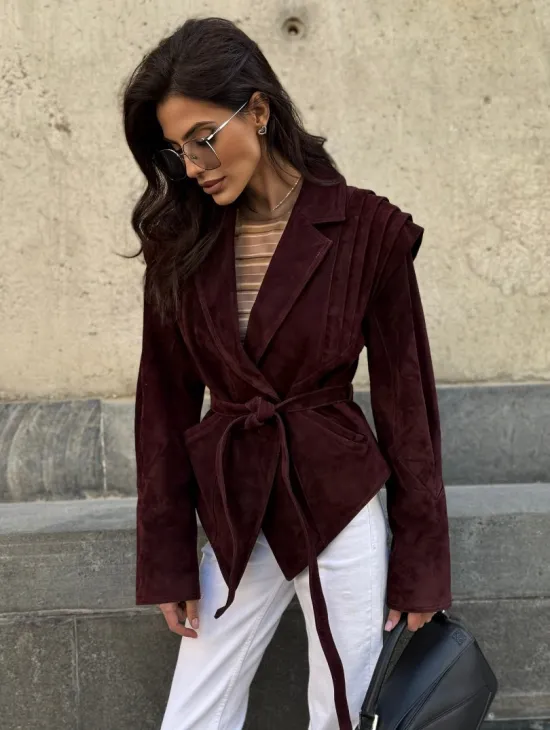 Модная приталенная куртка с плечами в стиле 90-х - фото 7