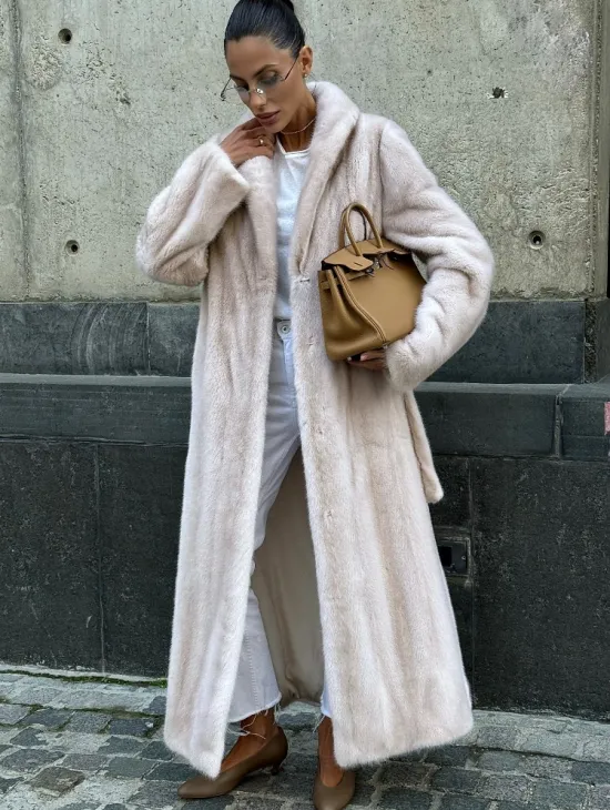 Классическая норковая шуба с перламутровым оттенком и эффектным воротником-шалью - фото 6