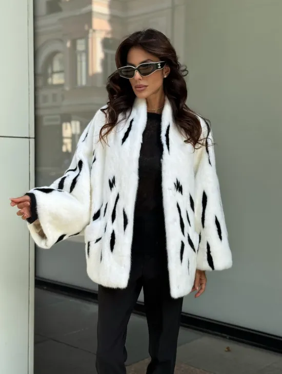 Белый норковый полушубок с рисунком - фото 6