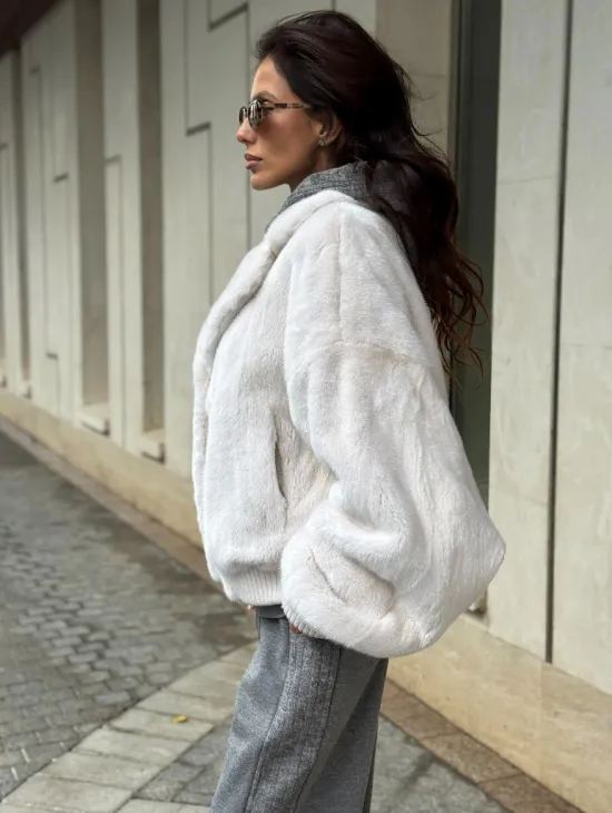 Белый норковый бомбер на резинке - фото 3
