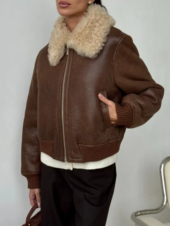 Короткая дубленка - женская - фото 3