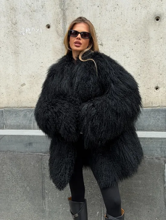 Черная шуба из ламы V-образный вырез - фото 12