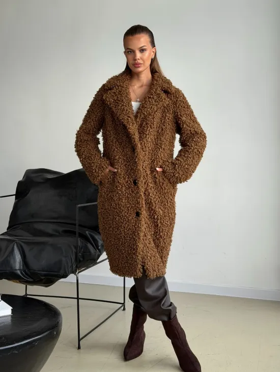 Коричневая двухсторонняя дубленка из экомеха - фото 11