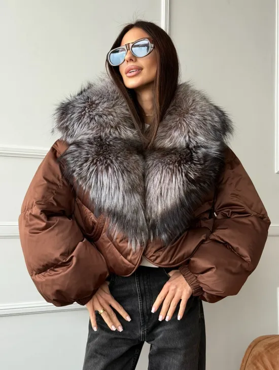 Короткий пуховик с мехом чернобурки - фото 4