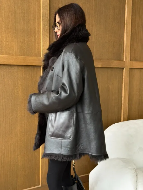 Двухсторонняя коричневая дубленка - фото 4