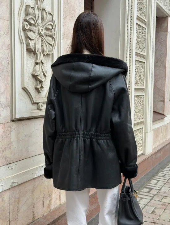 Женская дубленка с капюшоном - фото 6