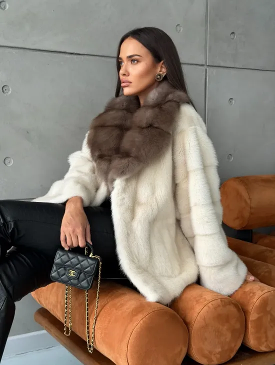 Норковая шуба с отделкой на воротнике из куницы - фото 11