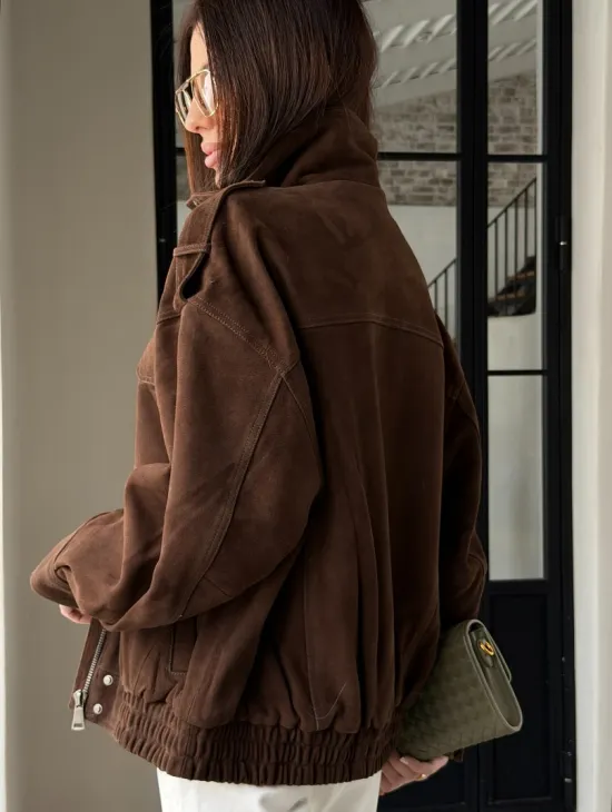 Коричневая куртка из натуральной замши тренд 2026 - фото 7