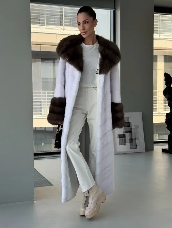 Белая норковая шуба с отделкой из куницы на рукавах и капюшоне - фото 5