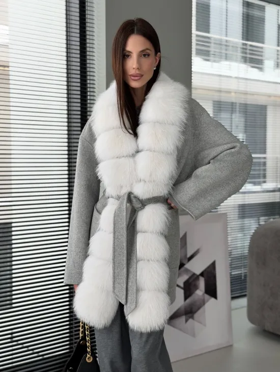 Серое пальто с меховым воротником - фото 0