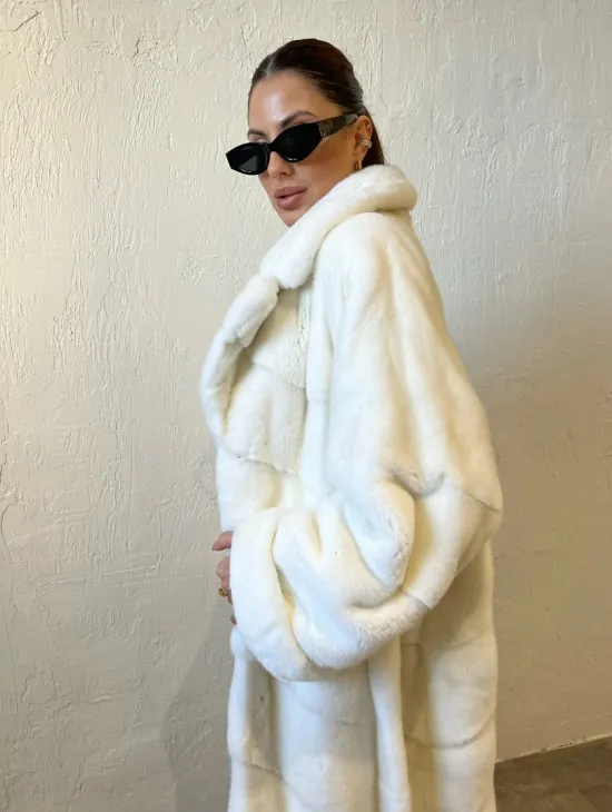 Белая шуба из плюшевой норки с английским воротником - фото 4
