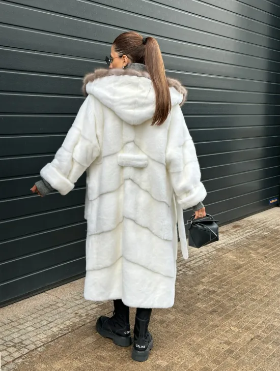 Белоснежная шуба из плюшевой норки VELVET с капюшоном из куницы - фото 6