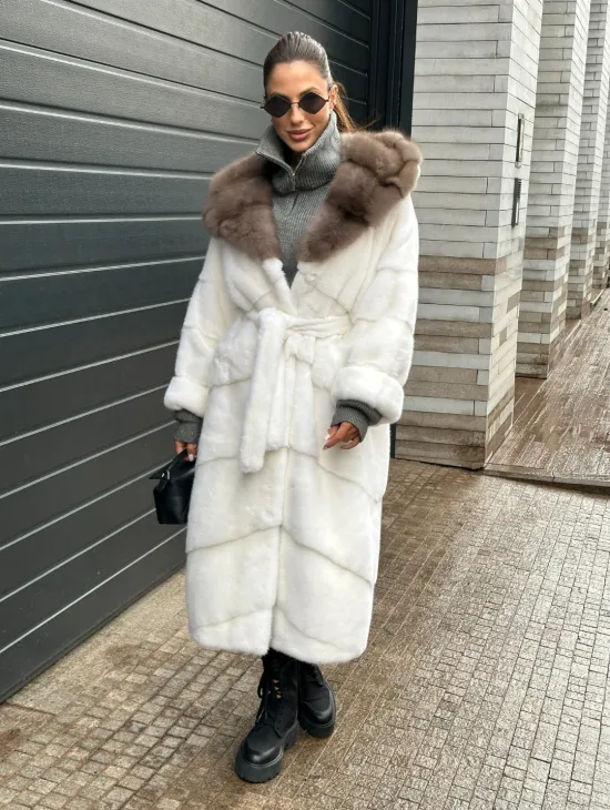 Белоснежная шуба из плюшевой норки VELVET с капюшоном из куницы - фото 0